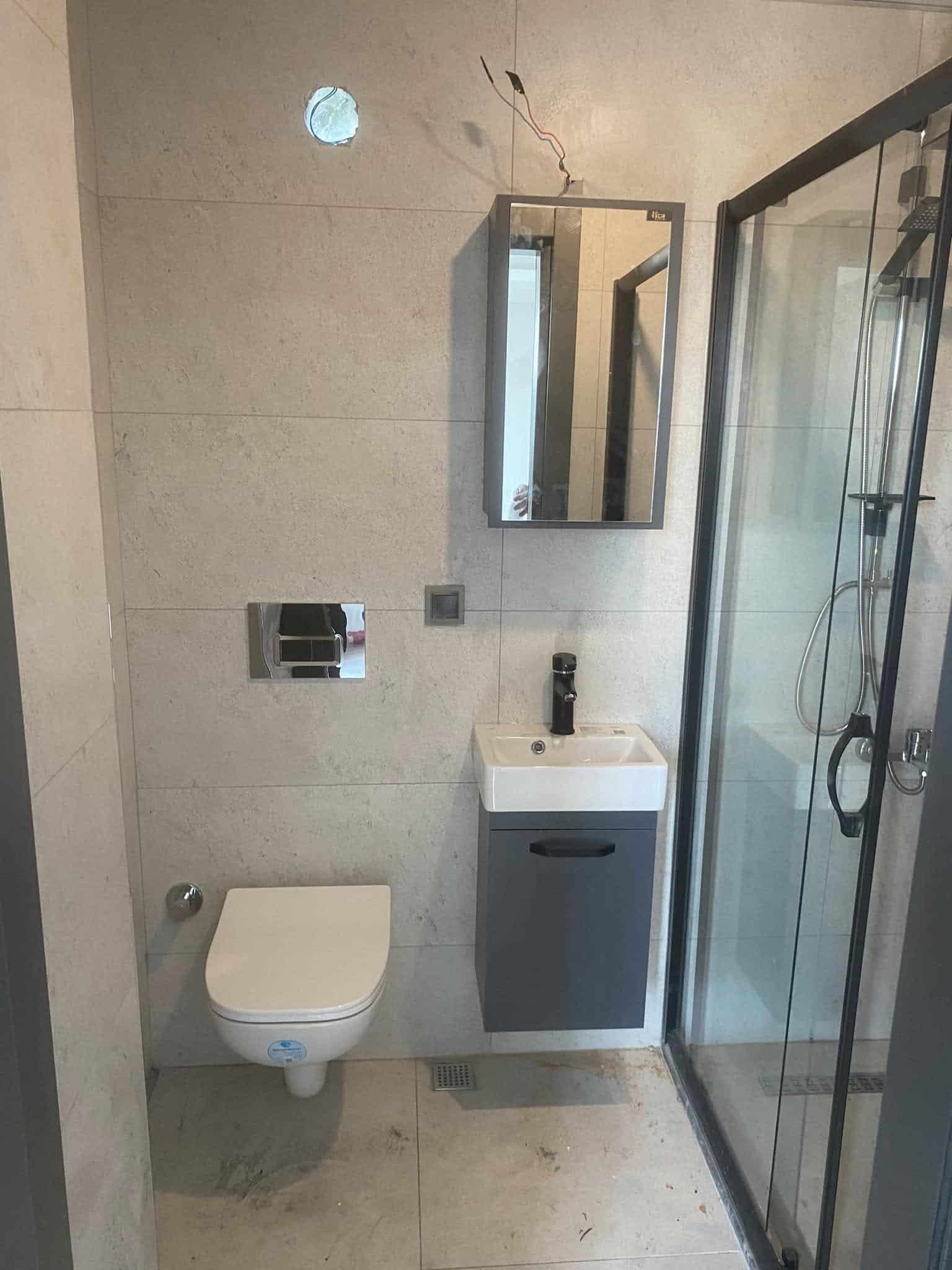 Modern banyoda lavabo dolabi ve asma klozet